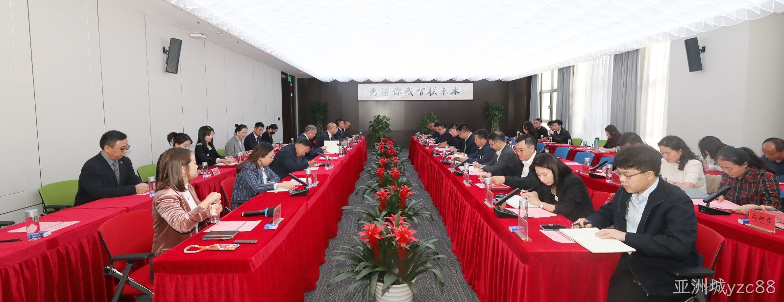1729158057182642.jpg 【P掉右边穿蓝色衬衫拍照的男士】2O4A1198.jpg